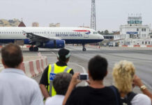 Gibraltar Airport; Runway Di Antara Jalanan Umum