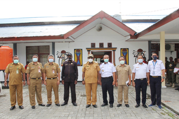Bupati Piter Gusbager, Kabandara M. Sarif Hidayat, jajaran Pemkab Keerom serta jajaran B andara Senggeh.