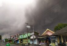 Gunung Semeru Meletus