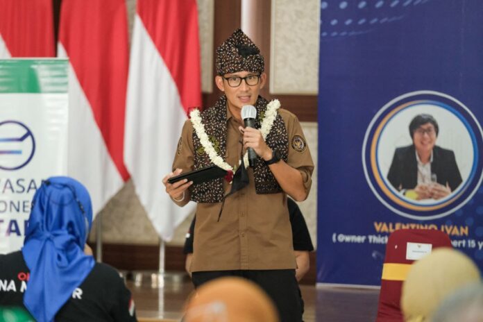 FOTO 1 Juli_Sandiaga pelaku UMKM
