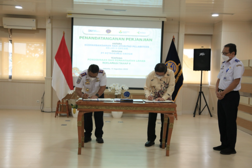 FOTO 12 Agustus_Kemenhub tandatangani penyerahan lahan reklamasi gresik