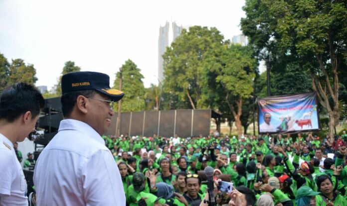 FOTO 9 Agustus_Menhub dengan ojek online_twiiter.com