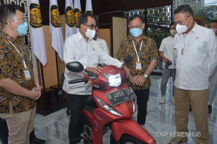 FOTO 20 September_Menhub dan motor listrik