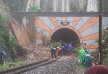 Dua Kereta Api Tertahan Karena Jalur Tertimbun Longsor
