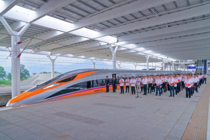 FOTO 22 Nov_KAI Suasana Pelepasan Uji Dinamis Kereta Cepat Indonesia Cina (KCIC) di Stasiun Tegalluar, Rabu (16).