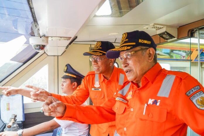 FOTO 8 Des_KAI Direktur Utama PT Kereta Api Indonesia (persero) Didiek Hartantyo bersama Komisaris Utama KAI Said Aqil Siroj didalam kereta inspeksi mengamati lintas yang dilalui_dok. kai.id.