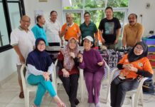 Senam Warga Kayu Putih Saat Udara Mendung