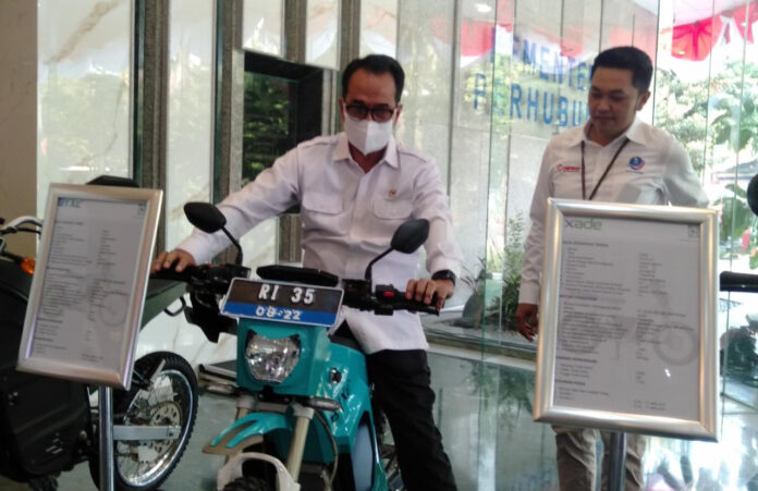 FOTO 30 Juli_Menhub budi-karya-sumadi-menjajal-motor-listrik