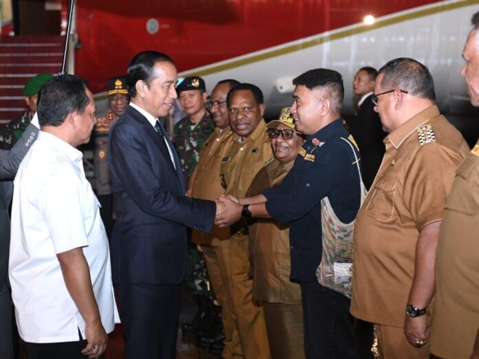 FOTO 6 Juli_Presiden Jokowi tiba di Bandara Sentani, Jayapura, Papua, Rabu (572023). (Foto BPMI Setpres)