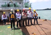 Kemenhub dan Tim MSC Japan Foundation Lakukan Perawatan Lampu Suar Pulau Putri Nongsa