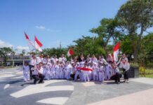 Sambut HUT Kemerdekaan RI ke-78 dengan Mercure Surabaya Grand Mirama Berbagi Bendera Merah Putih