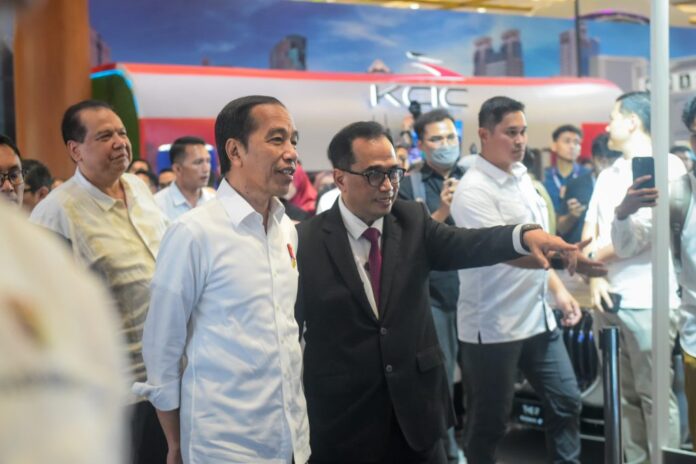 FOTO 29 Sept_Presiden Jokowi melakukan peninjauan pameran Hub Space yang mengambil tema Journey to Connect Indonesia di Plenary Hall, Jakarta Convention Center Jakarta, Jumat (2992023). setpres