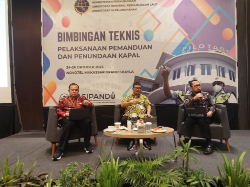 FOTO 25 Okt_Hubla pemandu kapal
