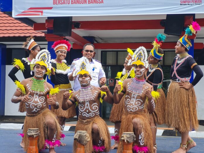 FOTO 28 Nov_Direktur Politeknik Penerbangan (Poltekbang) Jayapura Musri Kona bersama taruna. (dok. istimewa)