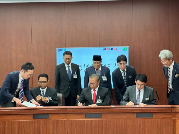 FOTO 28 Nov_menandatangani Memorandum of Understanding (MoU) atau nota kesepahaman kerja sama dalam bidang usaha perkeretaapian dan non perkeretaapian di Tokyo