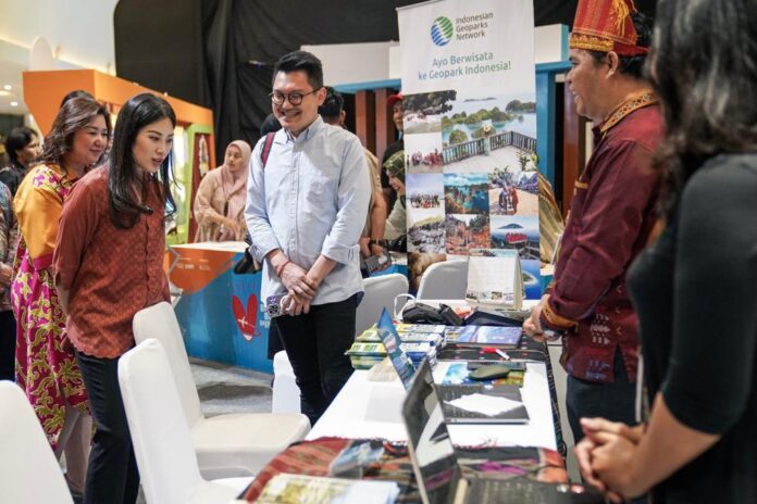 FOTO 2 Des_Wamenparekraf Angela Tanoesoedibjo dalam acara pembukaan LPS #DiIndonesiaAja Travel Fair 2023 di Terra Atrium Mall Central Park, Jakarta