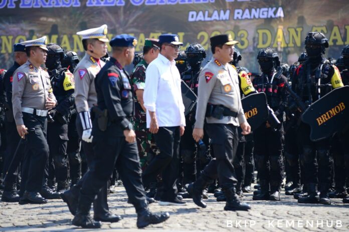FOTO 21 Des_kegiatan apel pasukan Operasi Lilin dalam rangka pengamanan Hari Raya Natal 2023 dan Tahun Baru 2024 (Nataru), yang diselenggarakan Kepolisian di Monas, Jakarta INI