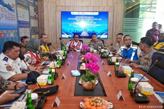 FOTO 21 Des_rapat koordinasi lintas sektoral terkait penanganan arus kendaraan di Tol Cikampek, yang berlangsung di Kantor Jasa Marga Cikampek Utama, Jawa Barat. (dok. kemenhub
