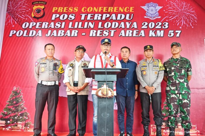 FOTO 23 Des_Saat meninjau Pelabuhan Penyeberangan Merak, Banten di masa libur Natal dan Tahun Baru, Sabtu (2312). dok. kemenhub 1 INI