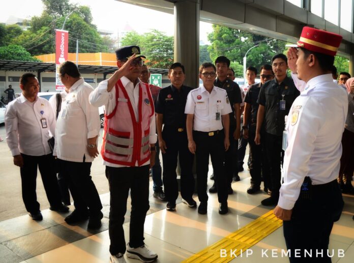 FOTO 24 Des_Menhub di Stasiun Pasar Senen 3 INI