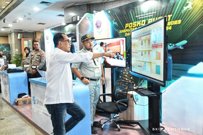 FOTO 26 Des_Menhub usai memantau Posko Pusat Angkutan Natal 2023 dan Tahun Baru 2024 di Kantor Pusat Kementerian Perhubungan 1