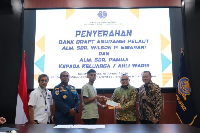 FOTO 14 Jan_penyerahan bank draft asuransi oleh Kedutaan Besar Republik Indonesia (KBRI) Singapura melalui Atase Perhubungan untuk dua Pelaut Indonesia yang meninggal saat bertugas 2 INI