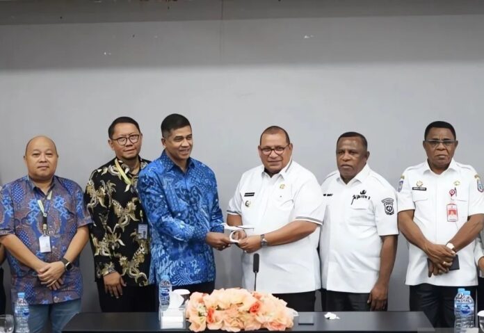 FOTO 17 Jan_Penjabat Gubernur Papua Barat Daya Muhammad Musa'ad pose bersama manajemen Trans Nusa dan manajemen Bandara DEO Sorong. dok istimewa INI