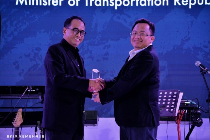 FOTO 20 Jan_Saat menerima penghargaan The Most Supportive Leadership in Indonesia's Maritime Growth 1