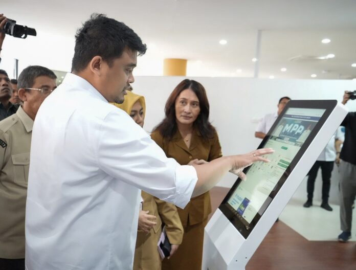 FOTO 23 jan_Wali Kota Medan Bobby Nasution tengah melakukan cek salah satu pelayanan untuk publik. pemkomedan.go.id