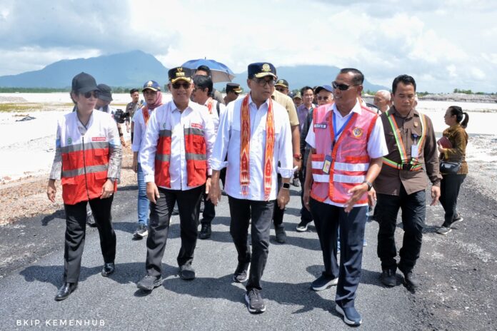 FOTO 28 Jan_Kunjungan Menteri Perhubungan di Bandara Singkawang. (dok. kemenhub 6