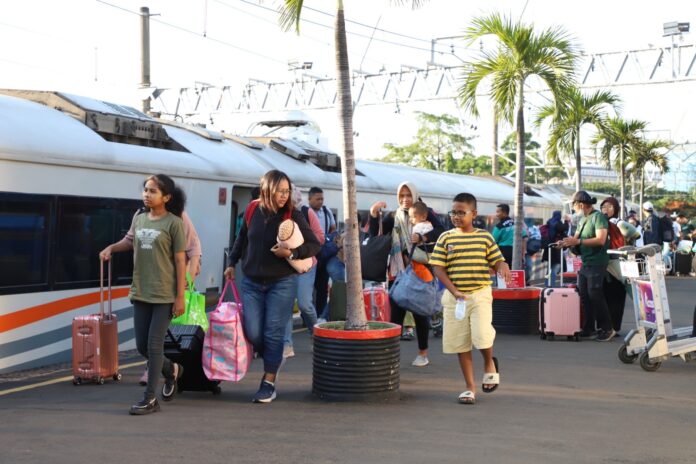 FOTO 3 Jan_Penumpang arus balik liburan Natal 2003 dan Tahun Baru 2024 (Nataru) di stasiun kereta api. dok. kai.id 1