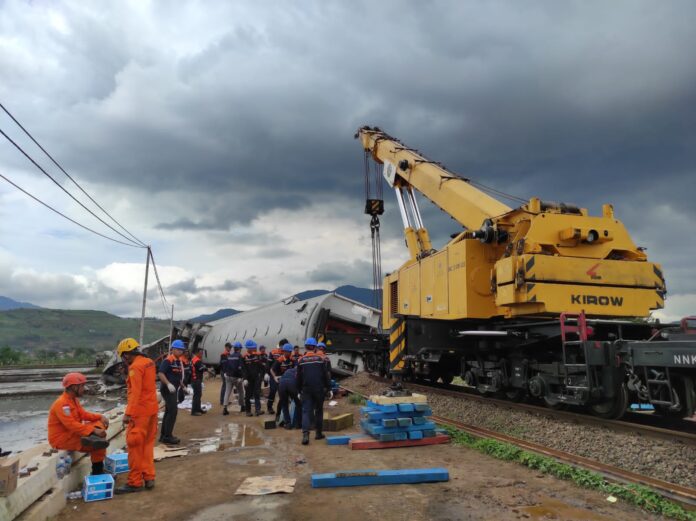FOTO 5 Jan_Proses evakuasi Kereta Api (KA) yang mengalami kecelakaan di di Kecamatan Cikuya, Cicalengka, Bandung 1