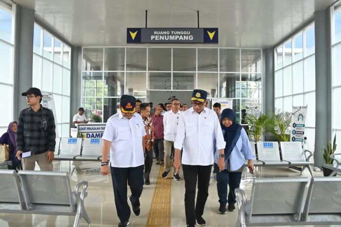 FOTO 6 Jan_Menhub di terminal banten 1