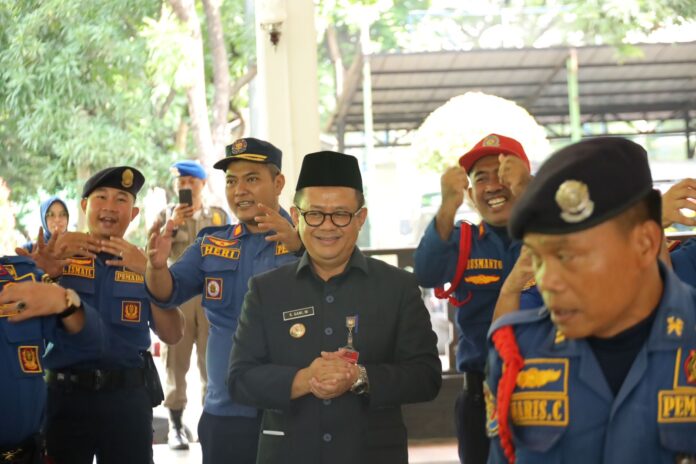 FOTO 1 Febr_Saat melepas kontingen dari Dinas Pemadam Kebakaran dan Penyelamatan (Disdamkarmat) Kota Bekasi 1