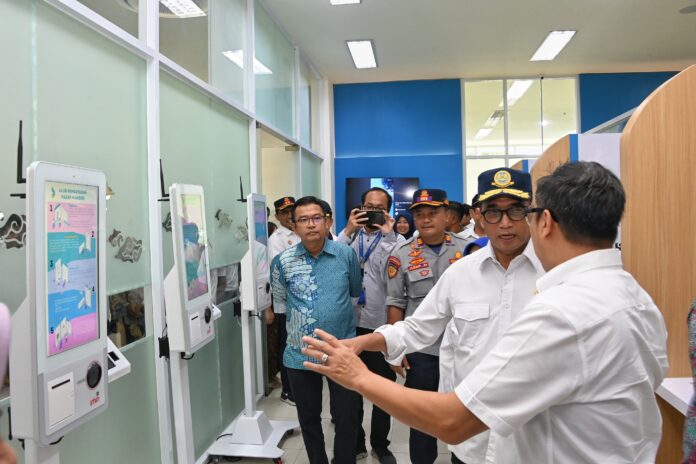 FOTO 2 Febr_Menhub saat di keuwipanjang