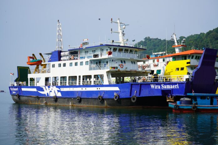 FOTO 21 Febr_beroperasinya kapal komersil KMP. Wira Samaeri yang melayani rute Padang - Kepulauan Mentawai 1