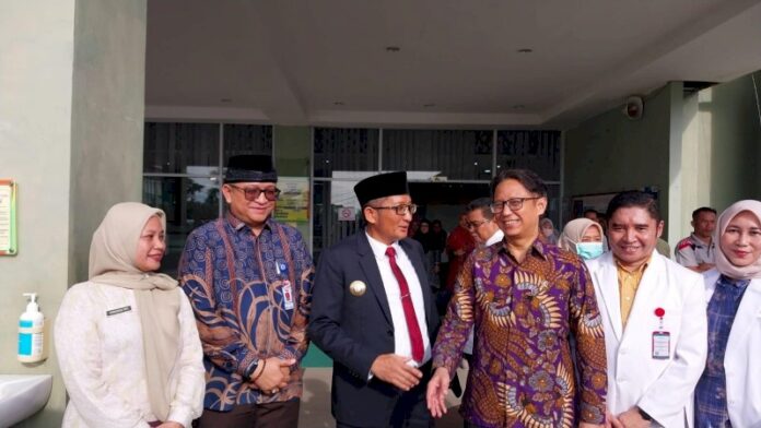 FOTO 24 Febr_ Menteri Kesehatan Budi Sadikin meninjau kelengkapan fasilitas pelayanan dan alat kesehatan (alkes) yang ada di RSUD dr. Rasidin