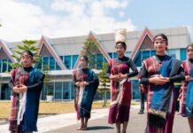 Pembalap F1Powerboat Disambut Tari Tor Tor dan Dikalungi Ulos di Bandara Raja Sisingamangaraja XII