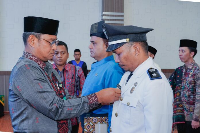 FOTO 5 Febr_mengambil sumpah jabatan 7 pejabat manajerial di lingkungan Pemko Medan. Prosesi pelantikan ini dilakukan di ruang rapat III Kantor Wali Kota Medan