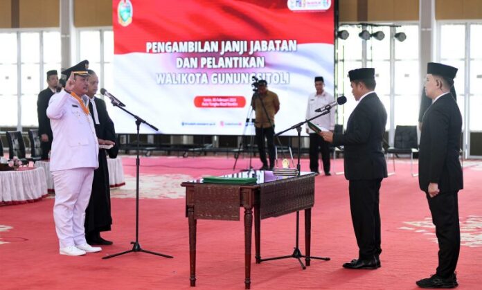 FOTO 6 Febr_Pelantikan Wali Kota Gunungsitoli Sowa a Laoli Sumut