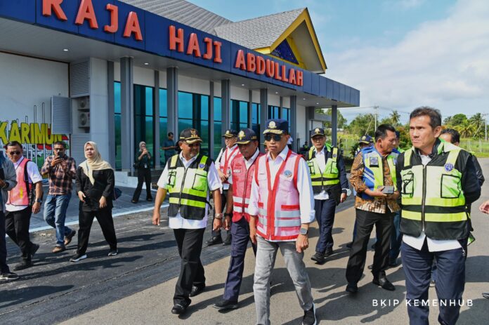 FOTO 8 Febr_Menteri Perhubungan (Menhub) Budi Karya Sumadi saat mengunjungi Bandara Raja Haji Abdullah 1