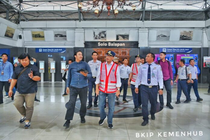 FOTO 10 Maret_Menhub kunjungan ke stasiun di solo 3