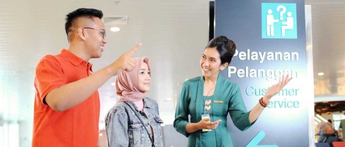 FOTO 22 Maret_Petugas tengah melayani pengguna kasa bandara-bandara di wilayah kerja Angkasa Pura Airports. (dok. ap1.co.id)