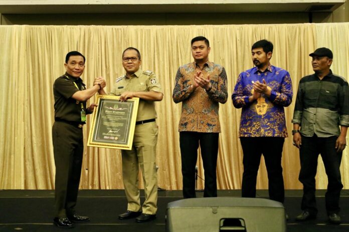 FOTO 23 Maret_Pemberian penghargaan dari Kejaksaan Tinggi Sulawesi Selatan (Kejati Sulsel)
