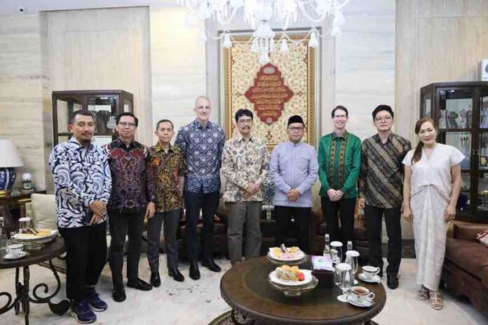 FOTO 24 Maret_Wali Kota Makassar Moh Ramdhan Pomanto menerima Aspen Medical yang dipimpin oleh Sunandar Asisten Deputi Utilitas dan Industri Manufaktur Kemenko Perekonomian di Amirullah