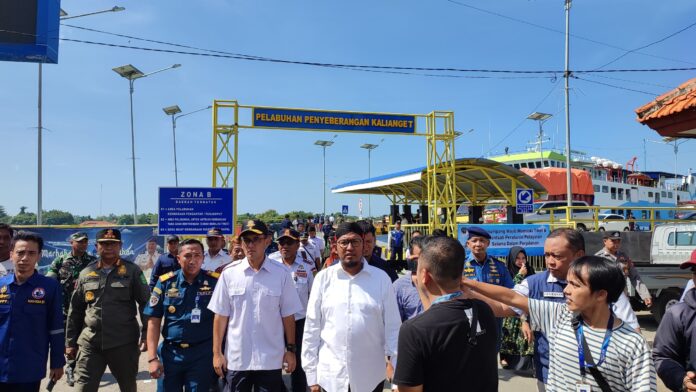 FOTO 31 Maret_Saat cek kesiapan sarana dan prasarana transportasi di Pelabuhan Kalianget Jawa Timur, jelang berlangsungnya arus mudik Lebaran tahun 2024. dok. kemenhub 3