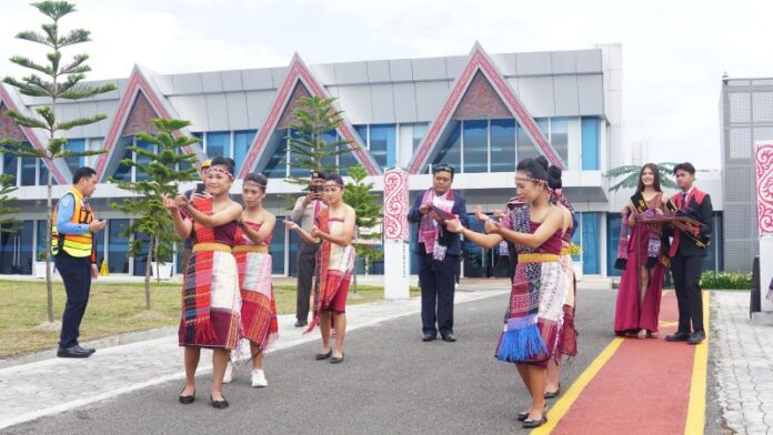 FOTO 5 Maret_Penyambutan di Bandara Raja Sisingamangaraja XII (Silangit) untuk pagelaran event internasional F1 Powerboat di Danau Toba, Sumatra Utara. dok. angkasapura2.co.id