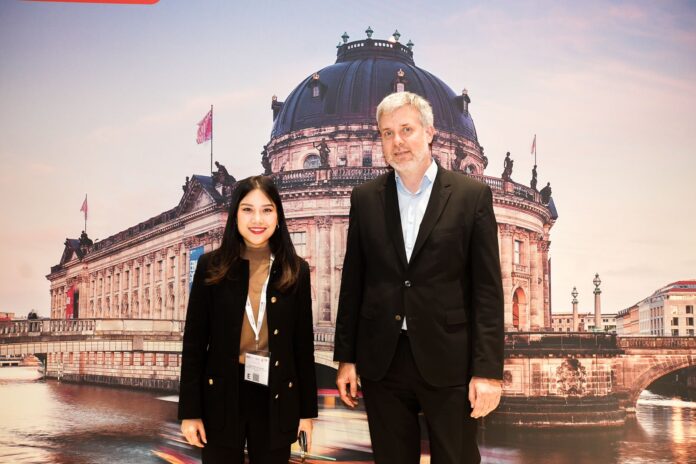 FOTO 9 Maret_Wamenparekraf Angela Tanoesoedibjo bertemu dengan Koordinator Federal Ekonomi Maritim dan Pariwisata BMWK Dieter Gerald Janecak di sela-sela ITB Berlin, Rabu (632024)