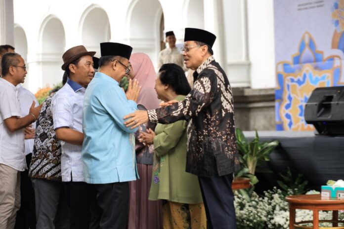 FOTO 19 April_Acara Halal Bihalal yang diselenggarakan di Halaman Depan Gedung Sate Jalan Diponegoro No. 22 Kota Bandung. (dok. humaspemkotbekasi)