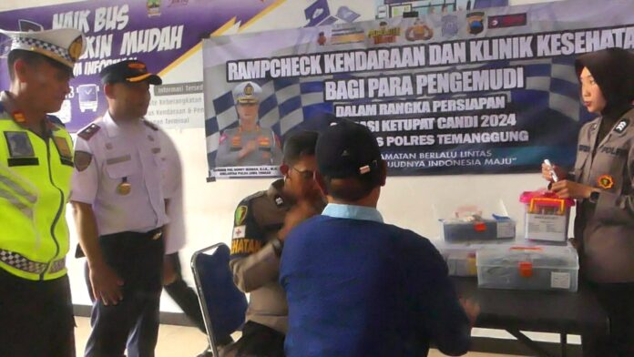 FOTO 2 April_Petugas kepolisian dari Polres Temanggung bersama Dinas Perhubungan melakukan ramp check atau inspeksi keselamatan bus di Terminal Madureso INI